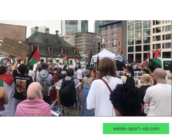 艾维街头演讲引关注 手持麦克风与路人分享独到见解与生活感悟